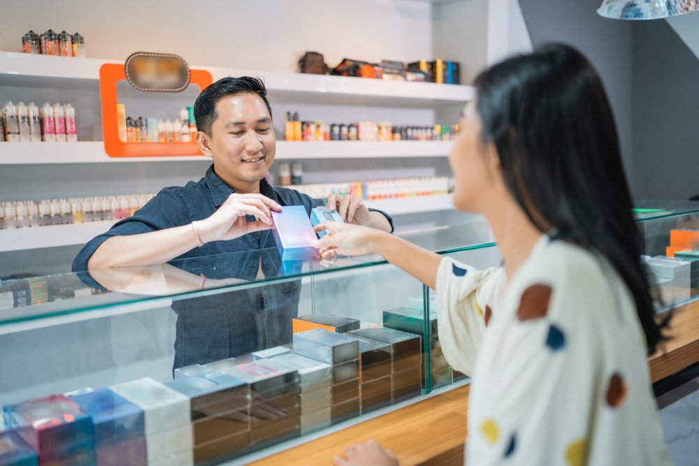 female,customer,pointing,on,the,one,of,the,vape,mods